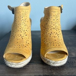 Not Rated Jobyna Mustard Wedges